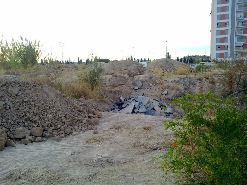 Ubicación de los vertidos asfálticos en el solar de equipamientos deportivos