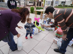 Los niños reciben un regalito a cambio.