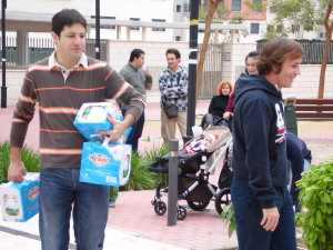 Jose, nuestro tesorero, ayudando a los que no podian con tanta donación.. 