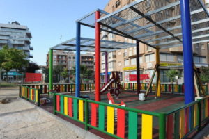 La pérgola para proteger del sol la zona de juegos infantiles de la Plaza de Castilla ya está en su fase final . © JUAN CABALLERO. LA OPINIÓN DE MURCIA.