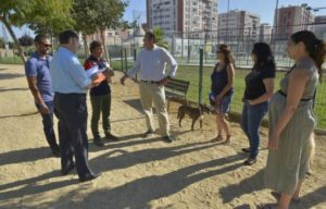 El concejal José Guillén habla con vecinos y presidente de la Asociación de Vecinos sobre posibles mejoras para el pipican. Foto: © La Opinión