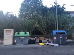 2018-08-28 Zona contenedores junto manzana A, Joven Futura.