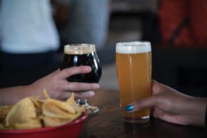 Mesa-patatas-refresco-cerveza