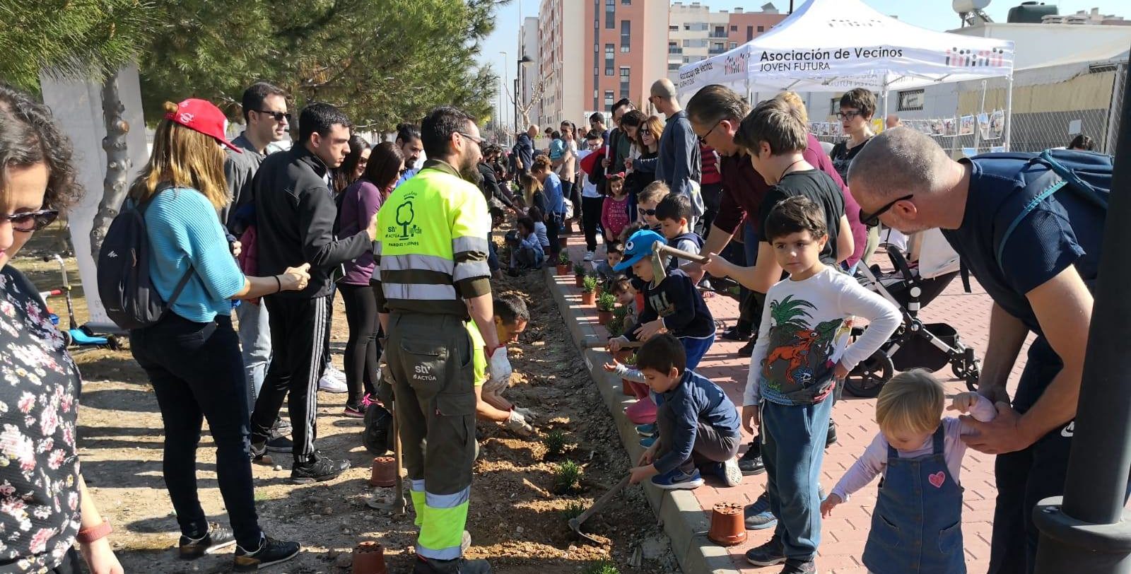 2020-02-15 Plantación Arbustos Jardín Ocupa junto #ElMetropolitano