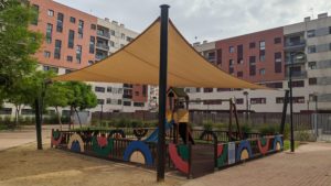 2020-08-11 Nuevo toldo en zona infantil calle actriz Margarita Lozano de Joven Futura