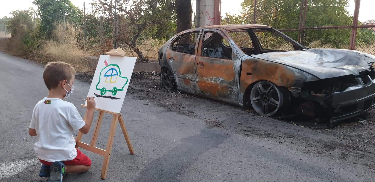 2020-09-01 Niño dibujando coche quemado junto a Joven Futura