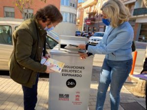 2020-11-26 Instalación de buzón recogida libros biblioteca de Espinardo gracias a Joven Futura