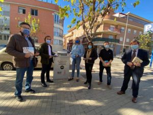 2020-11-26 Instalación de buzón recogida libros biblioteca de Espinardo gracias a Joven Futura