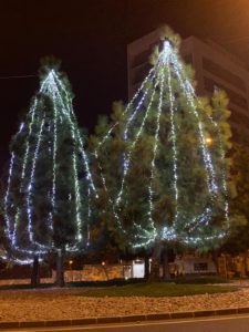 2020-12-17 Luces navideñas rotonda entrada a Joven Futura