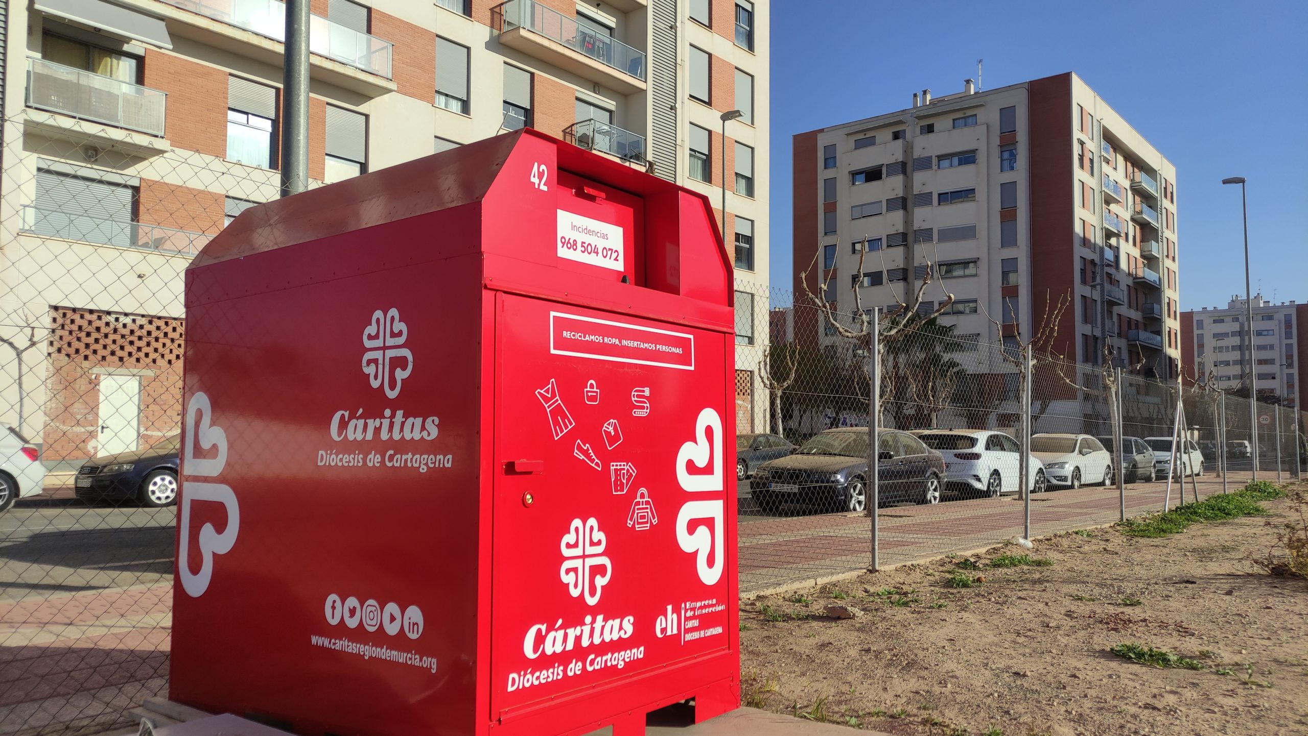 2021-02-06 Contenedor rojo Cáritas Diocesana Cartagena en el Centro Deportivo Sport Joven Futura