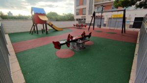 2021-07-08 Sustitución de pavimento en el parque infantil de la plaza Open Futura en Joven Futura
