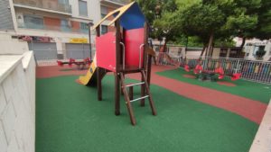 2021-07-08 Sustitución de pavimento en el parque infantil de la plaza Open Futura en Joven Futura