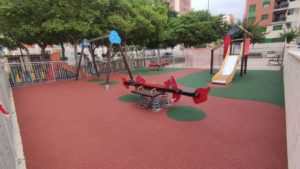 2021-07-08 Sustitución de pavimento en el parque infantil de la plaza Open Futura en Joven Futura