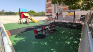 2021-07-06 Sustitución de pavimento en el parque infantil de la plaza Open Futura en Joven Futura
