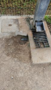 2021-09-02 Agujero a reparar junto fuente agua potable del Pipican Joven Futura