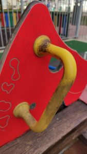 2021-10-23 Juegos infantiles de Joven Futura con falta de limpieza