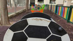 2021-10-23 Juegos infantiles de Joven Futura con falta de limpieza