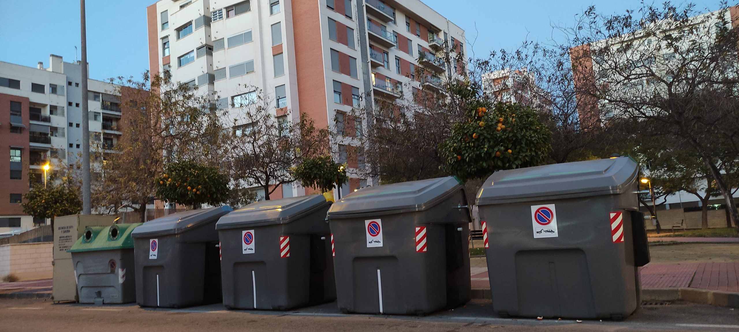 2022-01-13 Nuevo contenedor de residuos en calle Poeta Eloy Sánchez Rosillo de Joven Futura