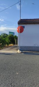 2022-06-24 Señal espejo vandalizada en cruce Senda de Granada con Carril Florero cerca de Joven Futura